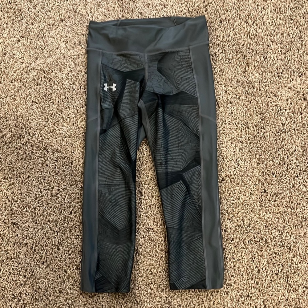 grey cropped under armor leggings